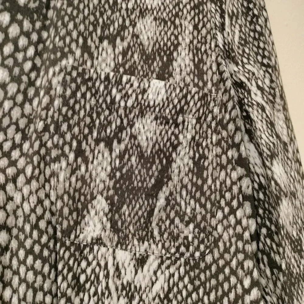 Soft Joie Sz SMALL Black Gray Snake Pattern Long Sleeves V Neckline Top - Picture 2 of 8